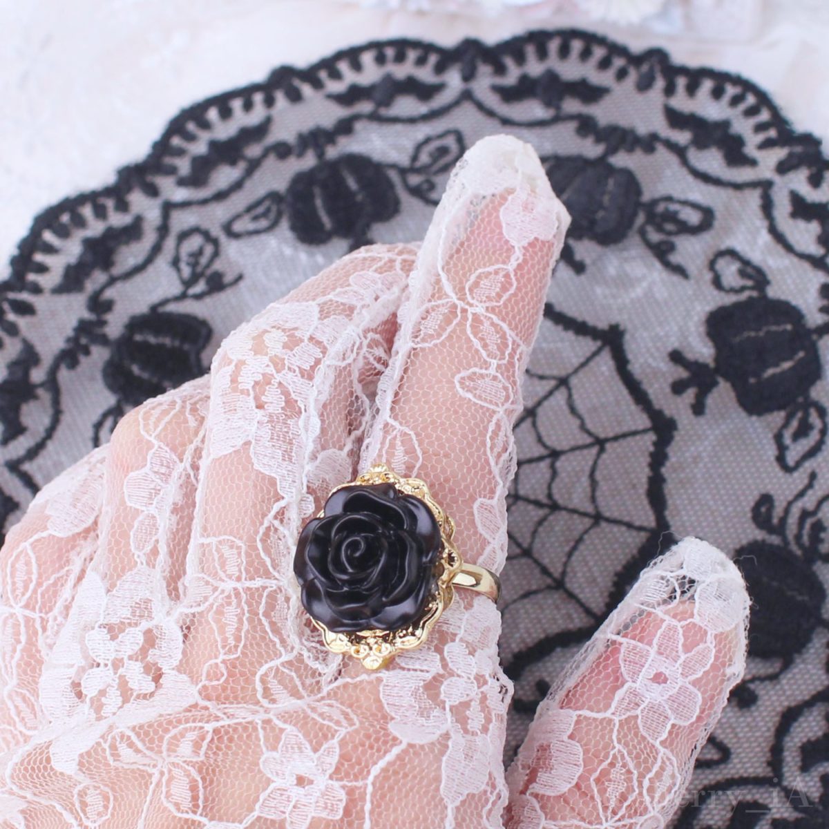 アミュリボン 漆黒のノーブルローズ庭園 指輪 真っ黒な薔薇のカボションを使って作ったクラシカルゴシックな黒薔薇のハンドメイドアクセサリー リングの着用写真 ブラック