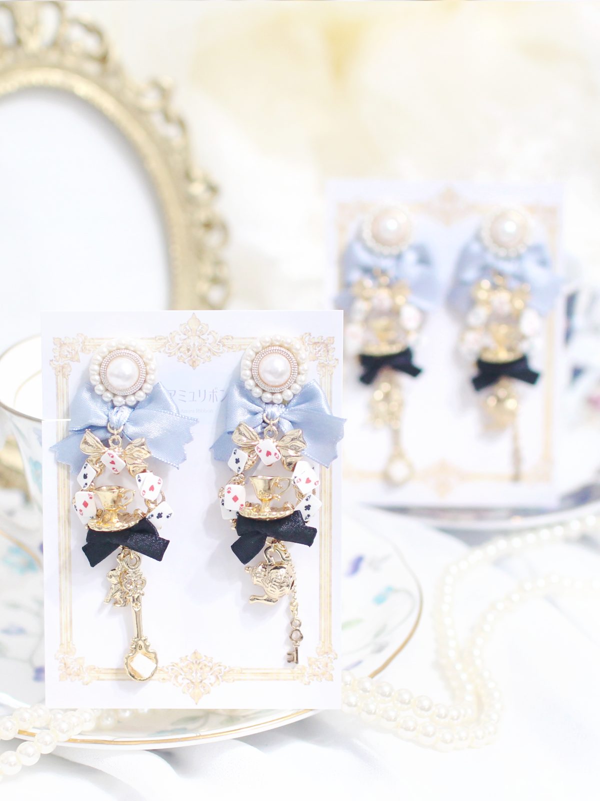 アミュリボン 不思議の国のアリスのお茶会耳飾り アリスのティーパーティーをイメージしたハンドメイドアクセサリー アリスブルー 2つ