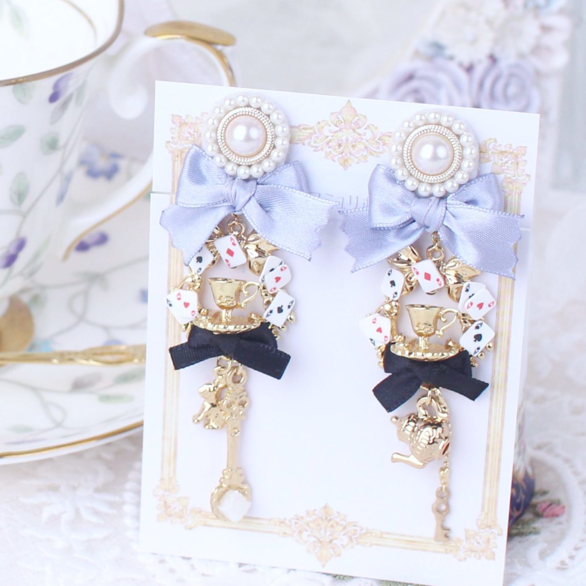 アミュリボン 不思議の国のアリスのお茶会 耳飾り レジンを注いだティーカップや角砂糖付きのティースプーン、ティーポットなど使いトランプが舞う不思議な世界のティーパーティーをイメージしたハンドメイドアクセサリー アリスブルー