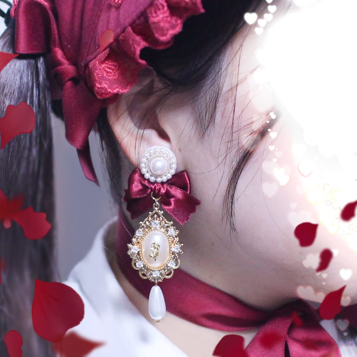 アミュリボン ローズカメオの耳飾り オーバルのパールに薔薇のチャームを飾り付けてカメオをイメージしたハンドメイドアクセサリー ピアス/イヤリング 赤いハーフボンネットを着けて撮った着用写真 ボルドー