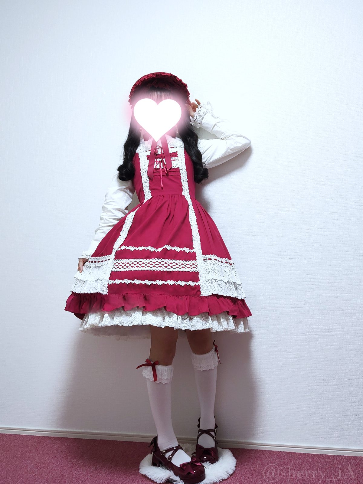 ハーフボンネを着けてレースフリルJSKえんじを着たコーディネート写真 全身