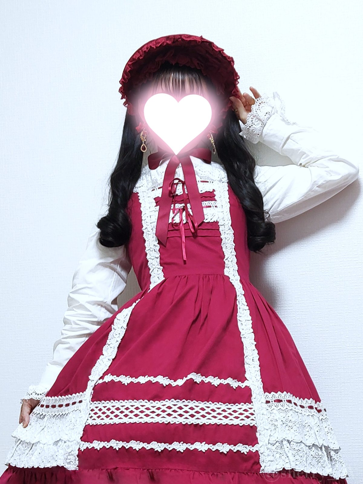 ハーフボンネを着けてレースフリルJSKえんじを着たコーディネート写真