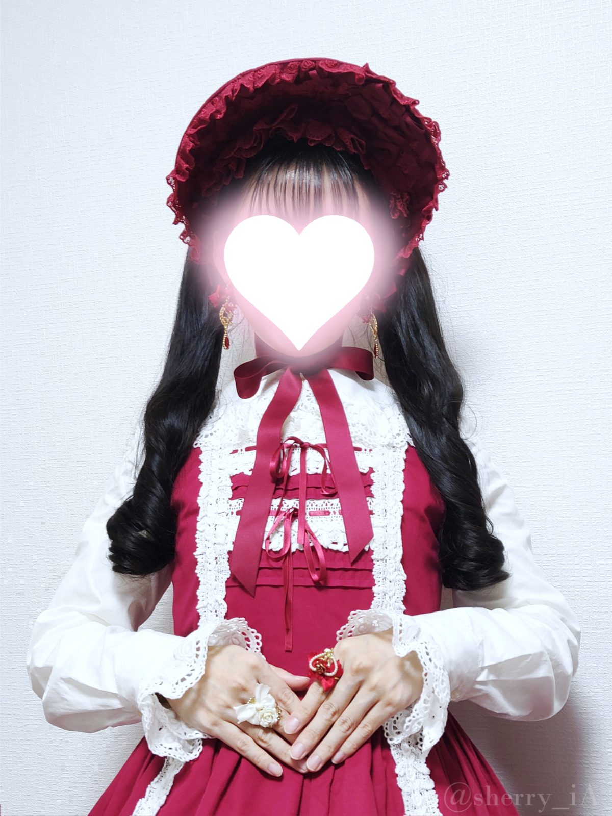 ハーフボンネを着けてレースフリルJSKえんじに合わせたアクセサリーの着用写真