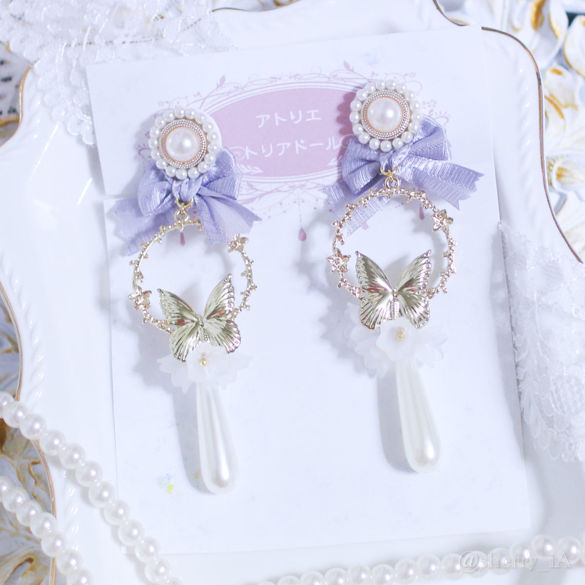 アミュリボン すずらんと蝶の幻想庭園 耳飾り 優しいスズランとちょうちょが舞う花園をイメージしたハンドメイドアクセサリー ピアス/イヤリング 藤色