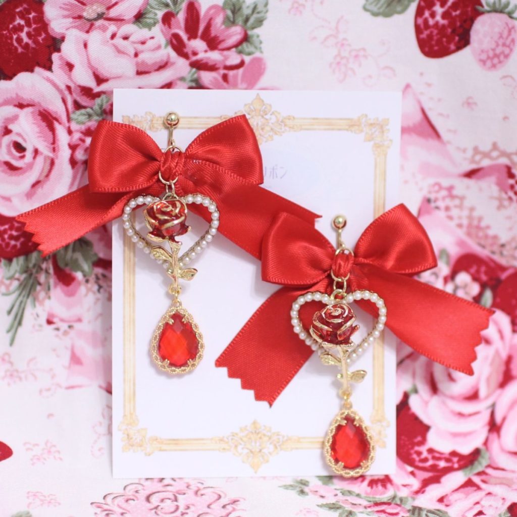 アミュリボン マリアローズの耳飾り ピアス/イヤリング 大きく結んだ赤いリボンとハートのパールチャームに赤薔薇、ガラスビジューが輝くハンドメイドアクセサリー