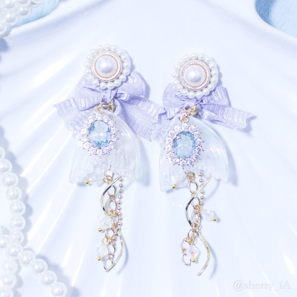 アミュリボン マーメイドの耳飾り 大粒のビジューが煌めく人魚姫モチーフのハンドメイドアクセサリー ピアス/イヤリング 藤色