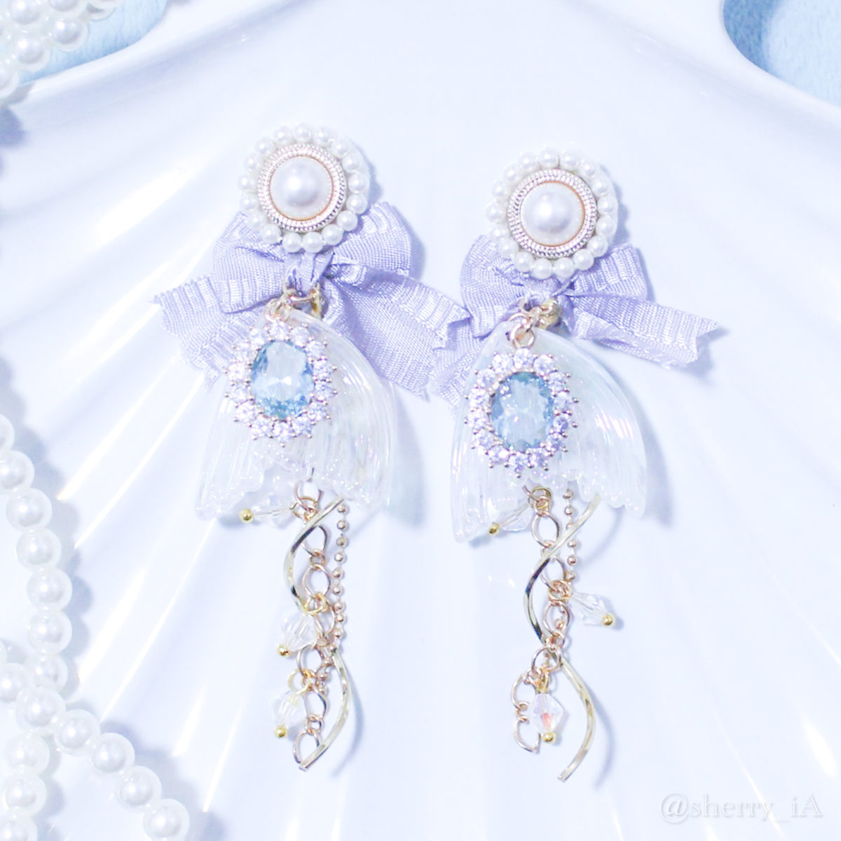 アミュリボン マーメイドの耳飾り 大粒のビジューが煌めく人魚姫モチーフのハンドメイドアクセサリー ピアス/イヤリング 藤色