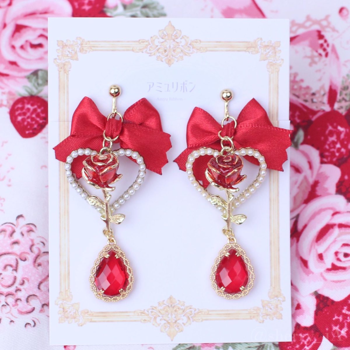 アミュリボン ローズドール耳飾り ピアス/イヤリング 赤い薔薇とガラスビジュー、赤いリボンが可愛いハンドメイドアクセサリー