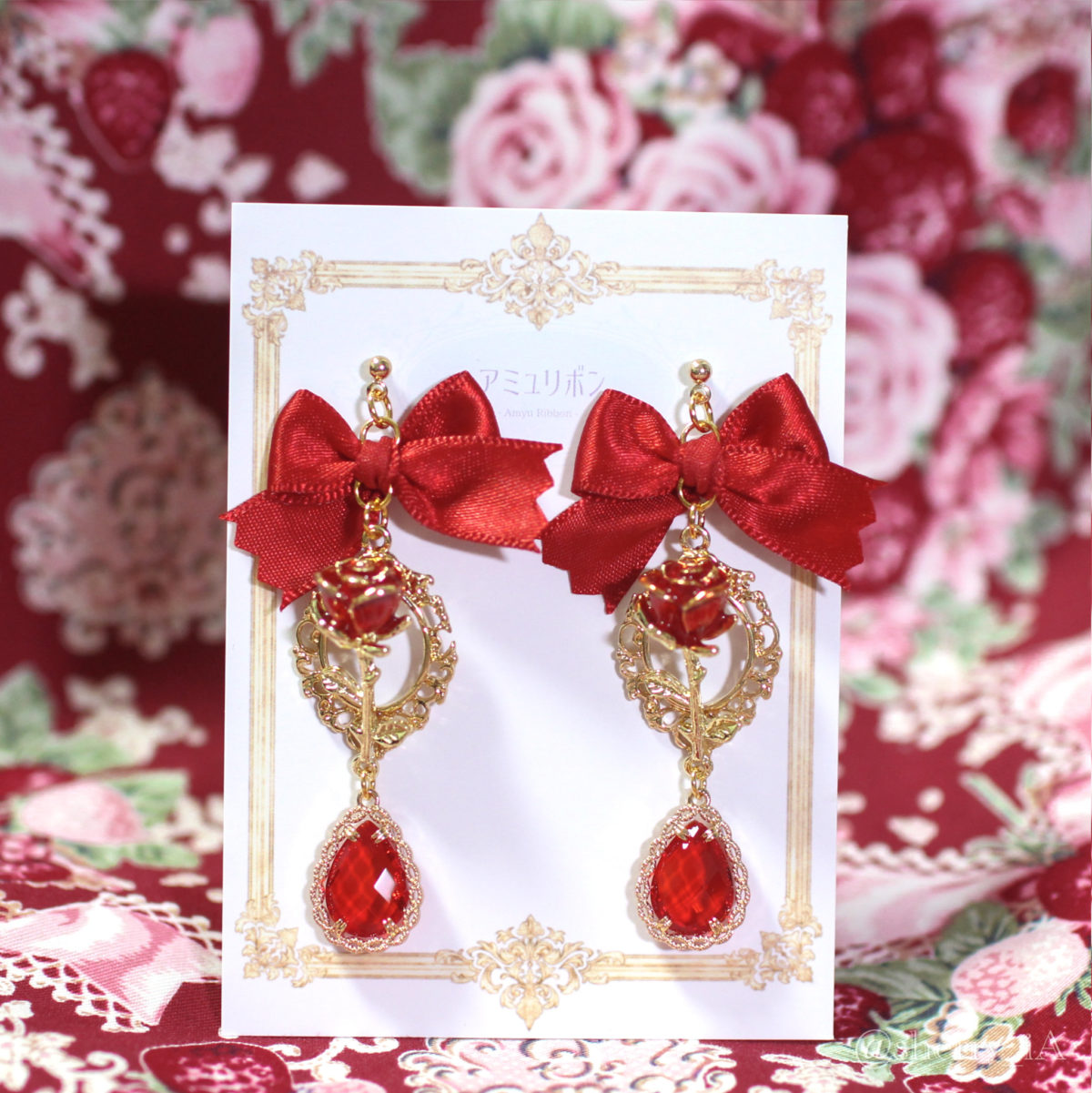 アミュリボン 乙女ローズの耳飾り ピアス/イヤリング 赤いリボンに赤い薔薇、赤いビジューが可愛いハンドメイドアクセサリー