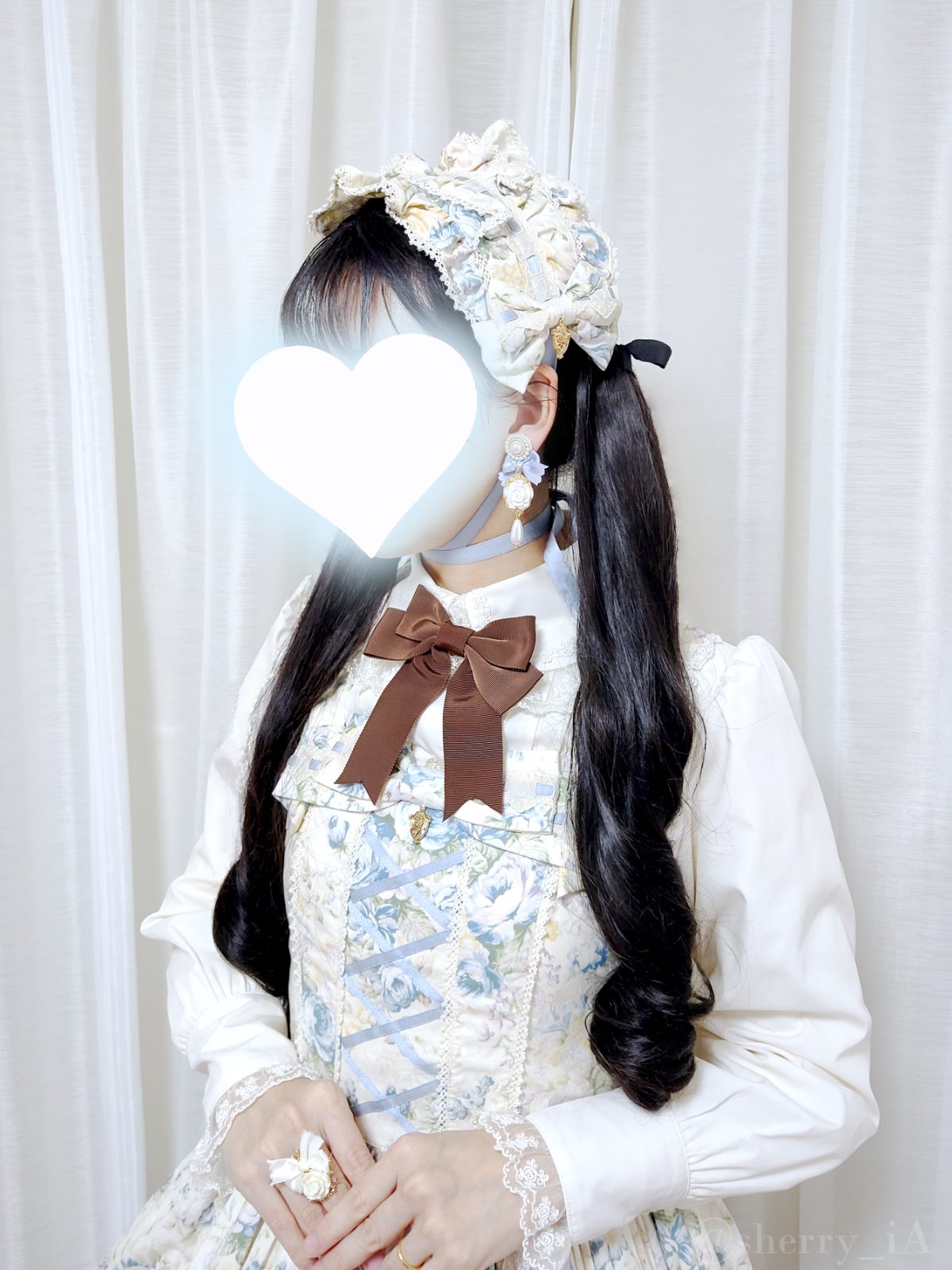 淡いブルーの薔薇のクラシカルロリィタコーデ 薔薇の耳飾りと指輪の着用写真