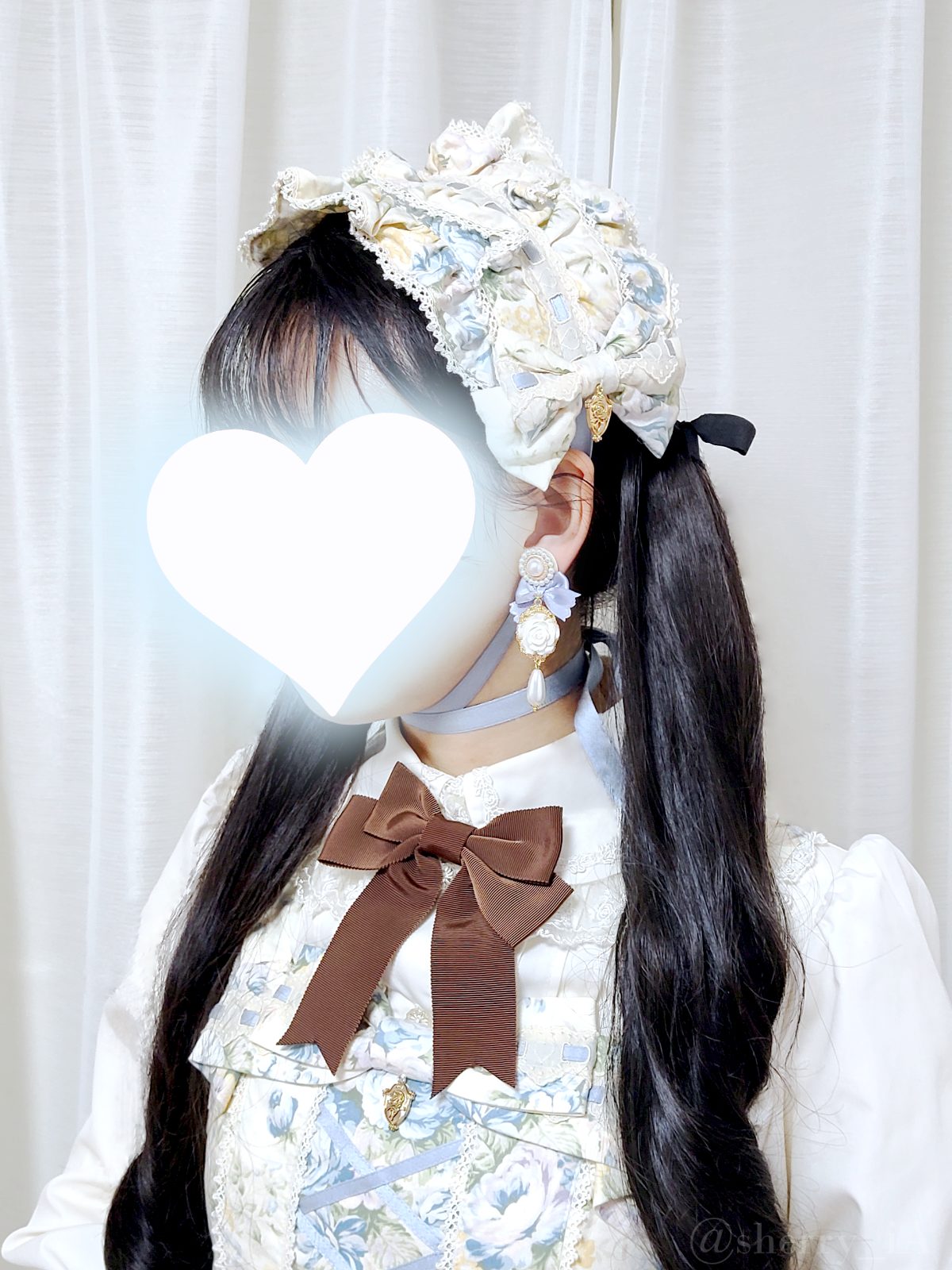 淡いブルーの薔薇のクラシカルロリィタコーデ 薔薇の耳飾りの着用写真