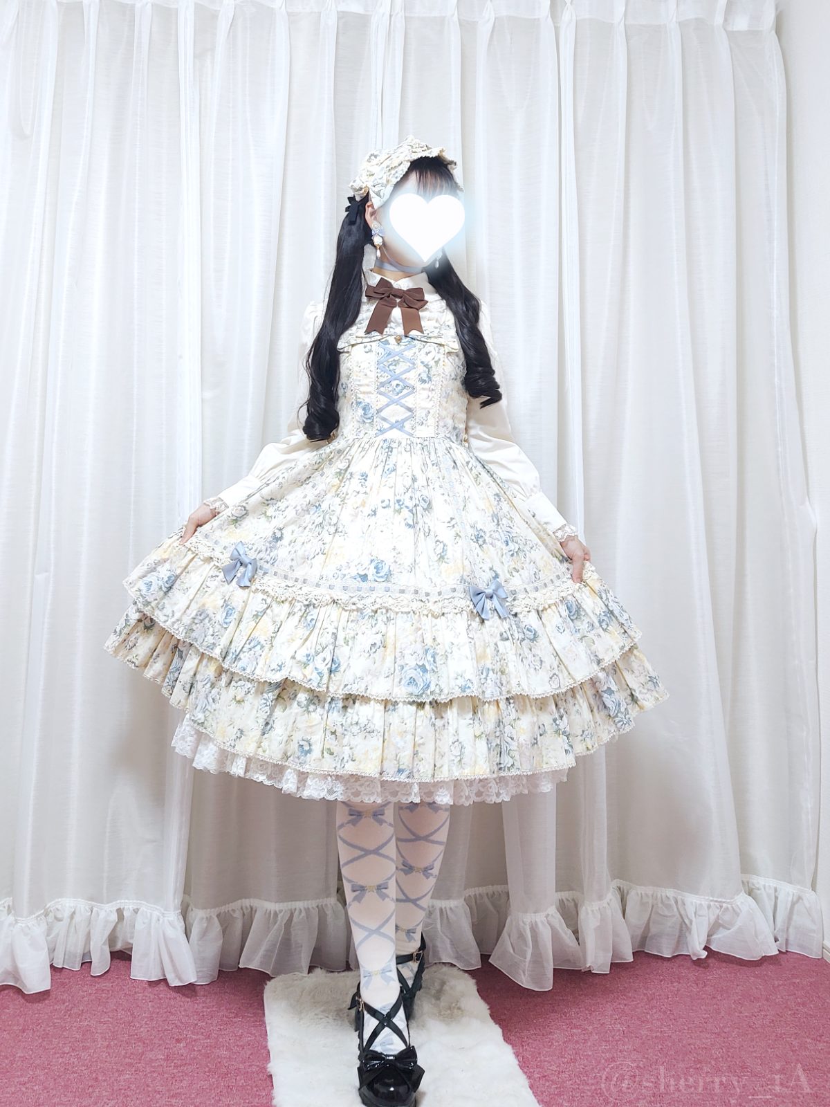 淡いブルーの薔薇のクラシカルロリィタコーデ 全身写真