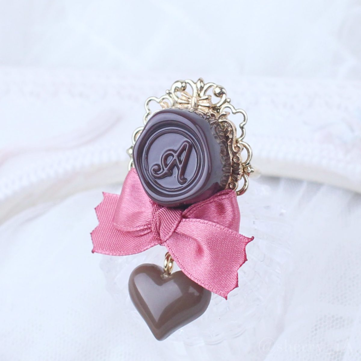 アミュリボン ロマンスチョコリング クラシカル アンティークローズピンク シーリングスタンプモチーフのチョコレートにリボンとチョコで作ったハンドメイドアクセサリー