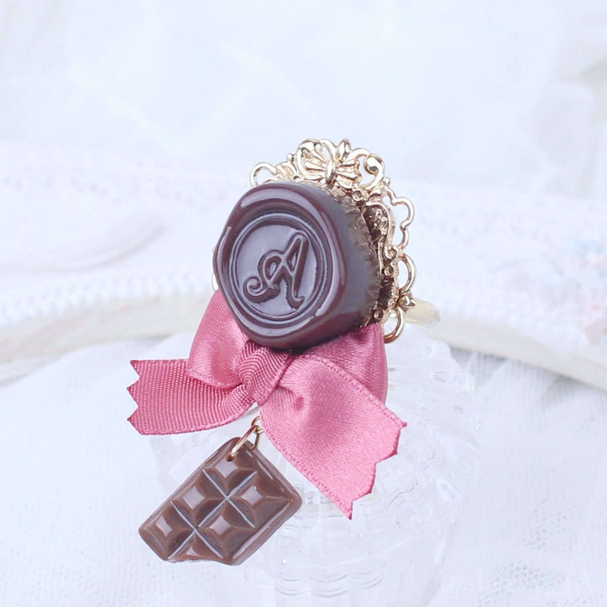 アミュリボン ロマンスチョコリング クラシカル アンティークローズピンク シーリングスタンプモチーフのチョコレートにリボンとチョコで作ったハンドメイドアクセサリー