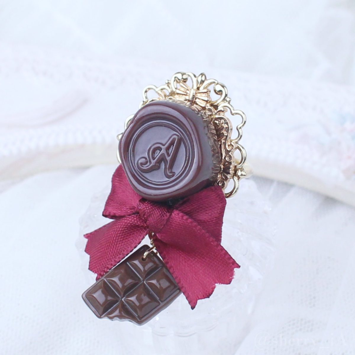 アミュリボン ロマンスチョコリング クラシカル ボルドー シーリングスタンプモチーフのチョコレートにリボンとチョコで作ったハンドメイドアクセサリー