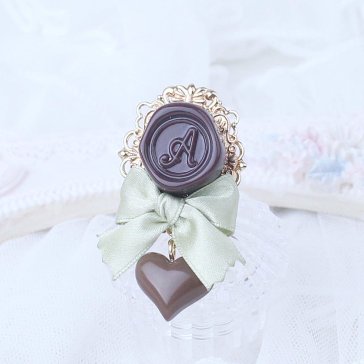 アミュリボン ロマンスチョコリング クラシカル 抹茶 シーリングスタンプモチーフのチョコレートにリボンとチョコで作ったハンドメイドアクセサリー