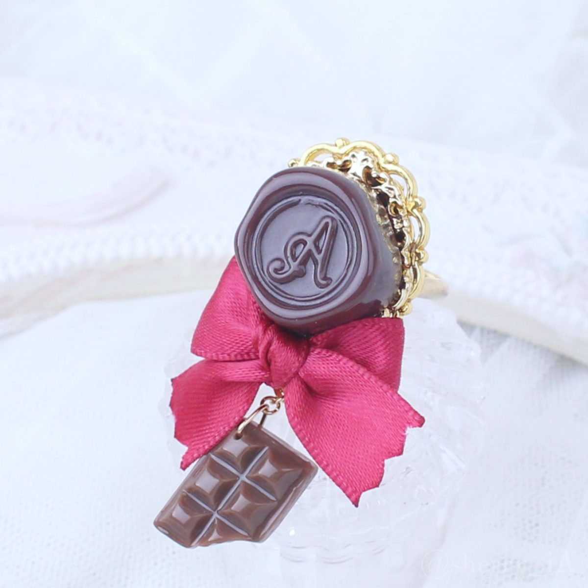 アミュリボン ロマンスチョコリング シーリングスタンプモチーフのチョコレートにリボンとチョコで作ったハンドメイドアクセサリー ローズピンク