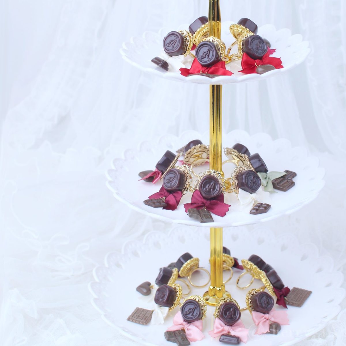 アミュリボン ロマンスチョコリング ケーキスタンドに飾り付けた写真