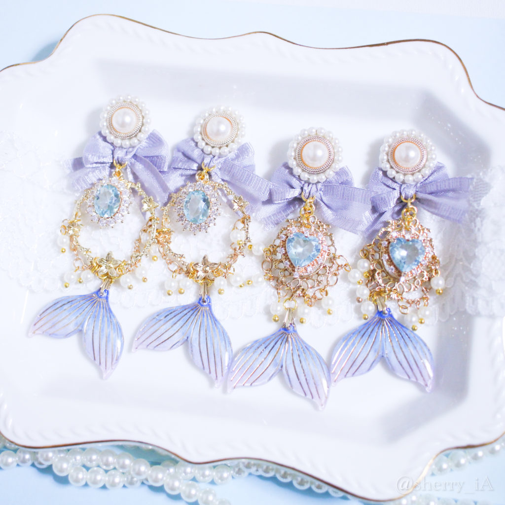 アミュリボン ロマンチックマーメイドの煌めき 耳飾り ビジューが煌めく人魚姫モチーフのハンドメイドアクセサリー ピアス/イヤリング 藤色 青いヒレver 楕円とハートビジューの2種