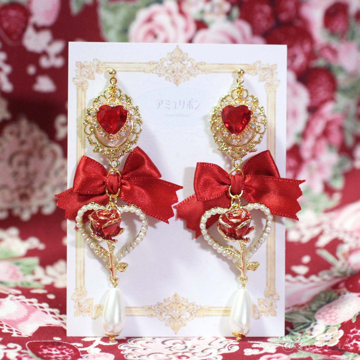 アミュリボン ローズプリンセスの耳飾り ピアス/イヤリング 小さなジルコニアが周りに彩られた赤いハートのガラスビジューと赤いリボンに真っ赤な薔薇、パールが上品に可愛らしいまるでプリンセスのためのハンドメイドアクセサリー