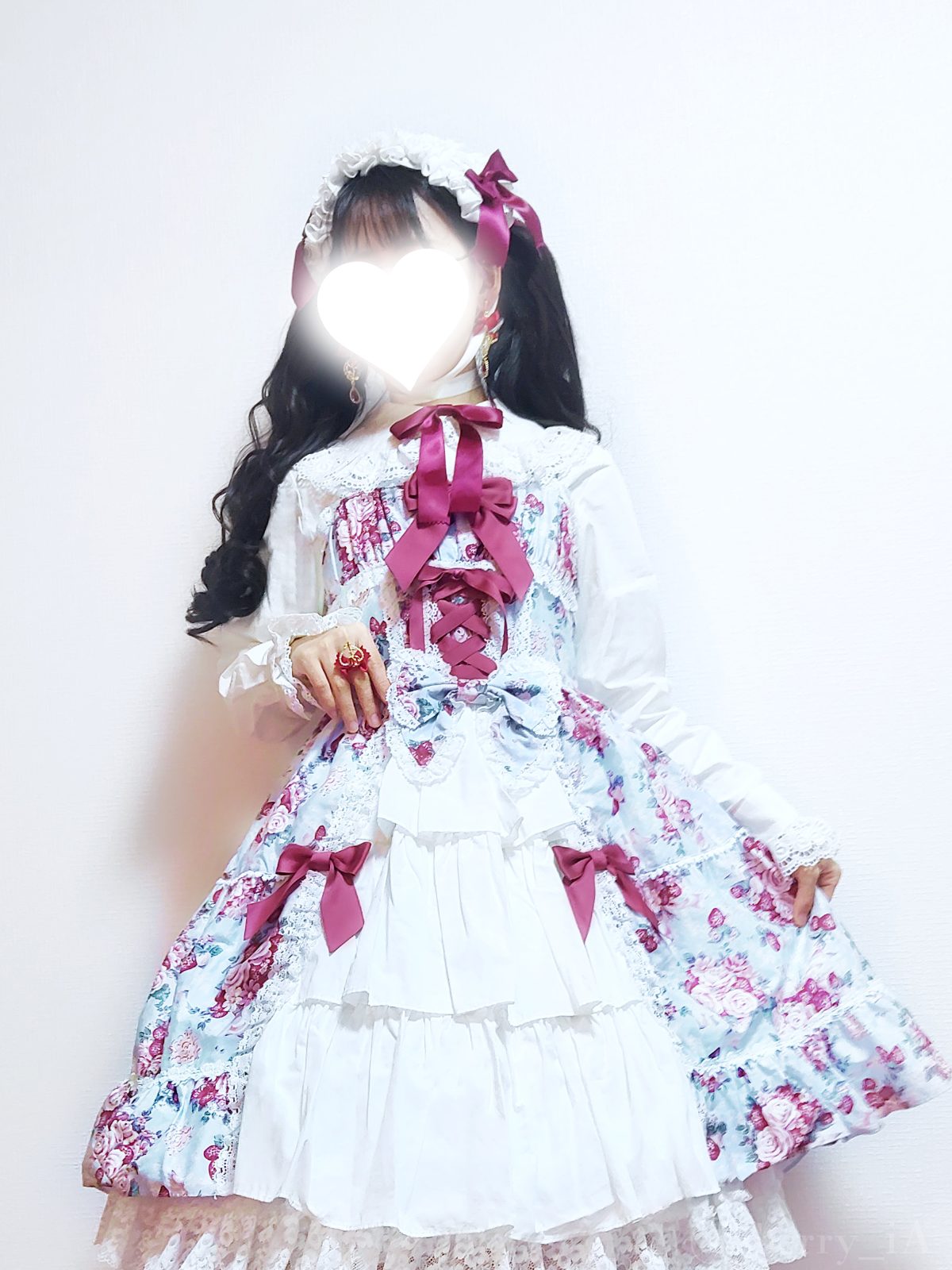 シュガーブーケ アンティークブルー Ⅲ型 ジャンパースカートを着たコーディネート写真