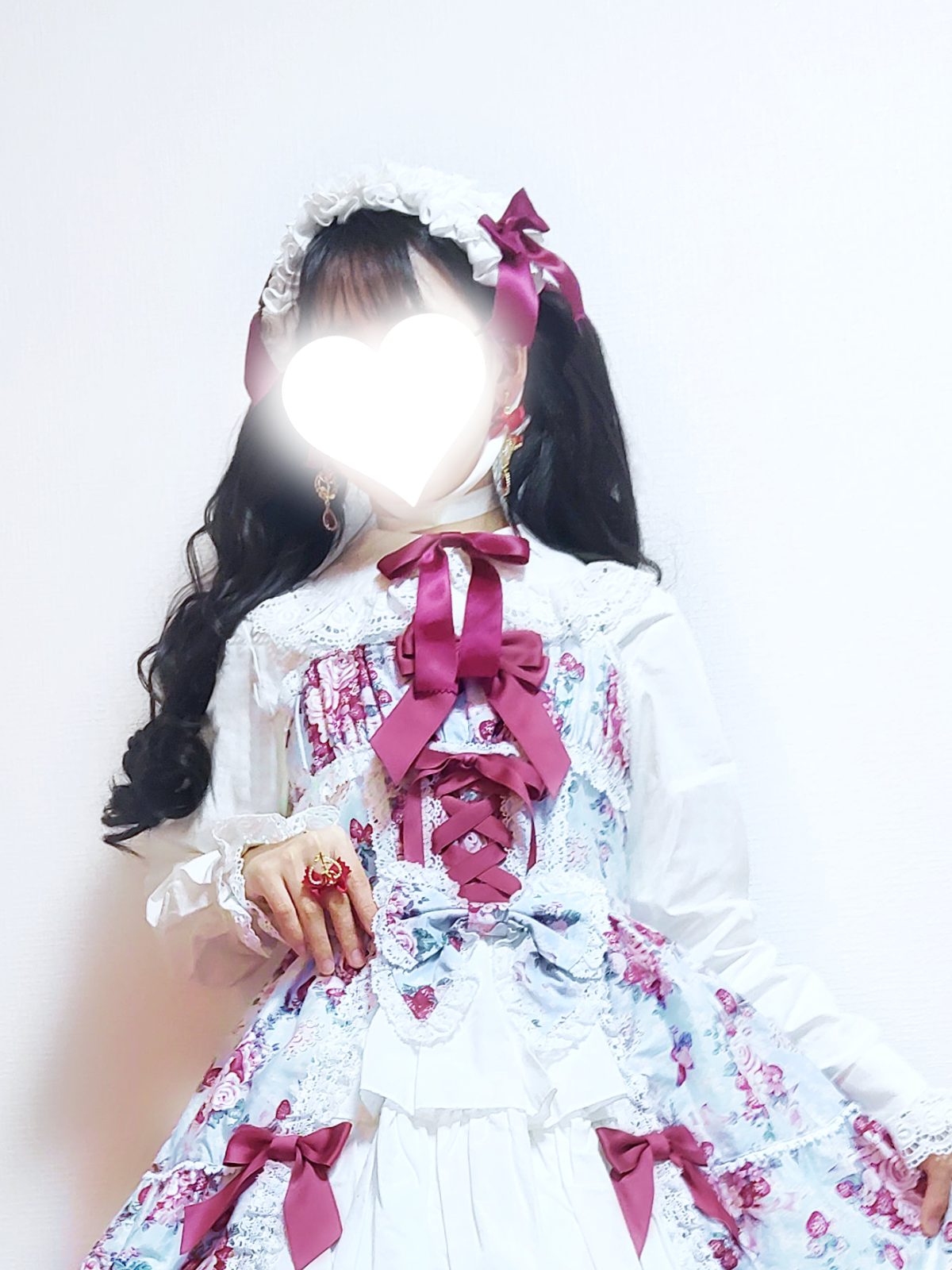 シュガーブーケ アンティークブルー Ⅲ型 ジャンパースカートを着たコーディネート写真 アップ