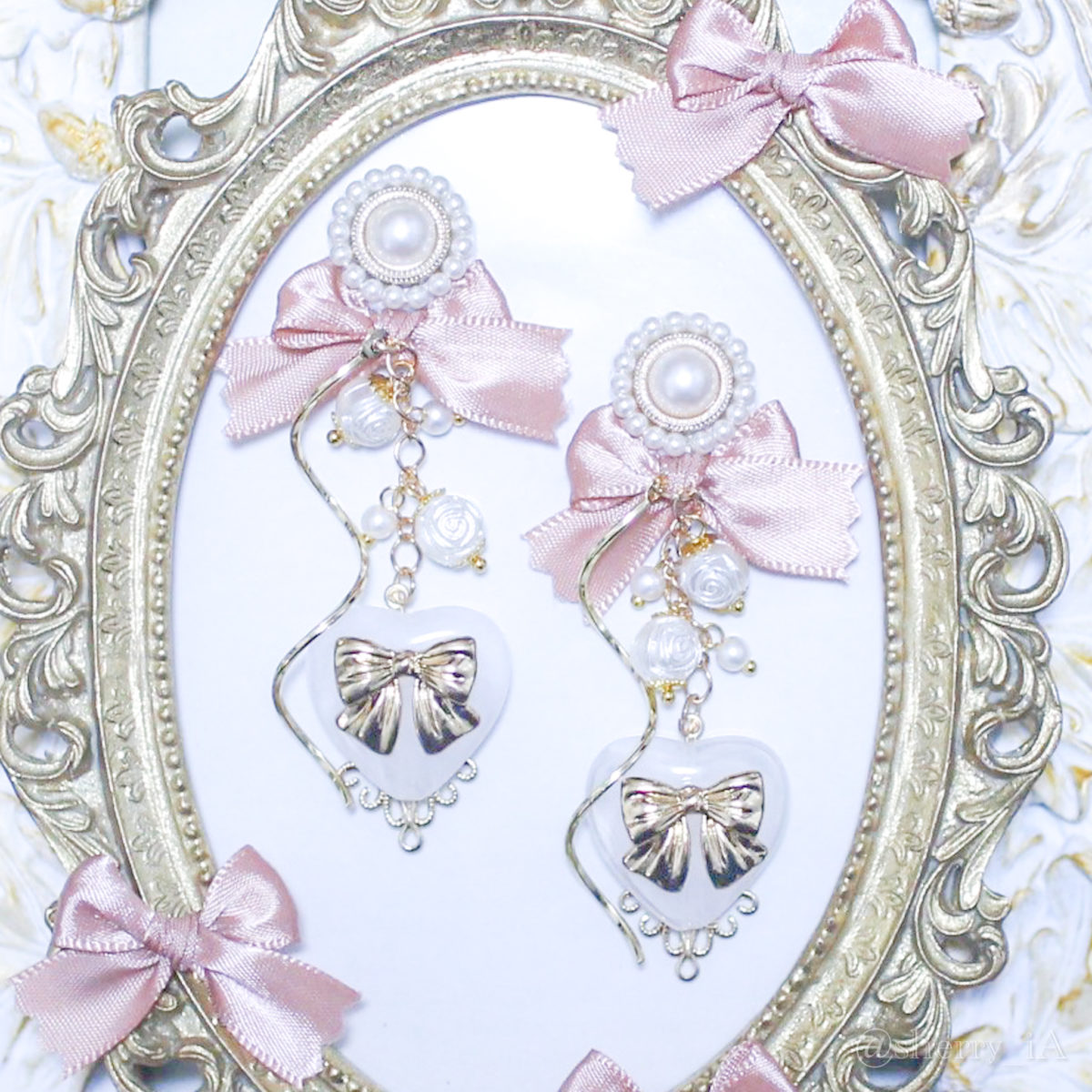 アミュリボン ロココ・フルールリボン 耳飾り バレンタインをコンセプトにハートをメインにしたピンクでロマンティックで可愛いハンドメイドアクセサリー ピアス/イヤリング 桜色