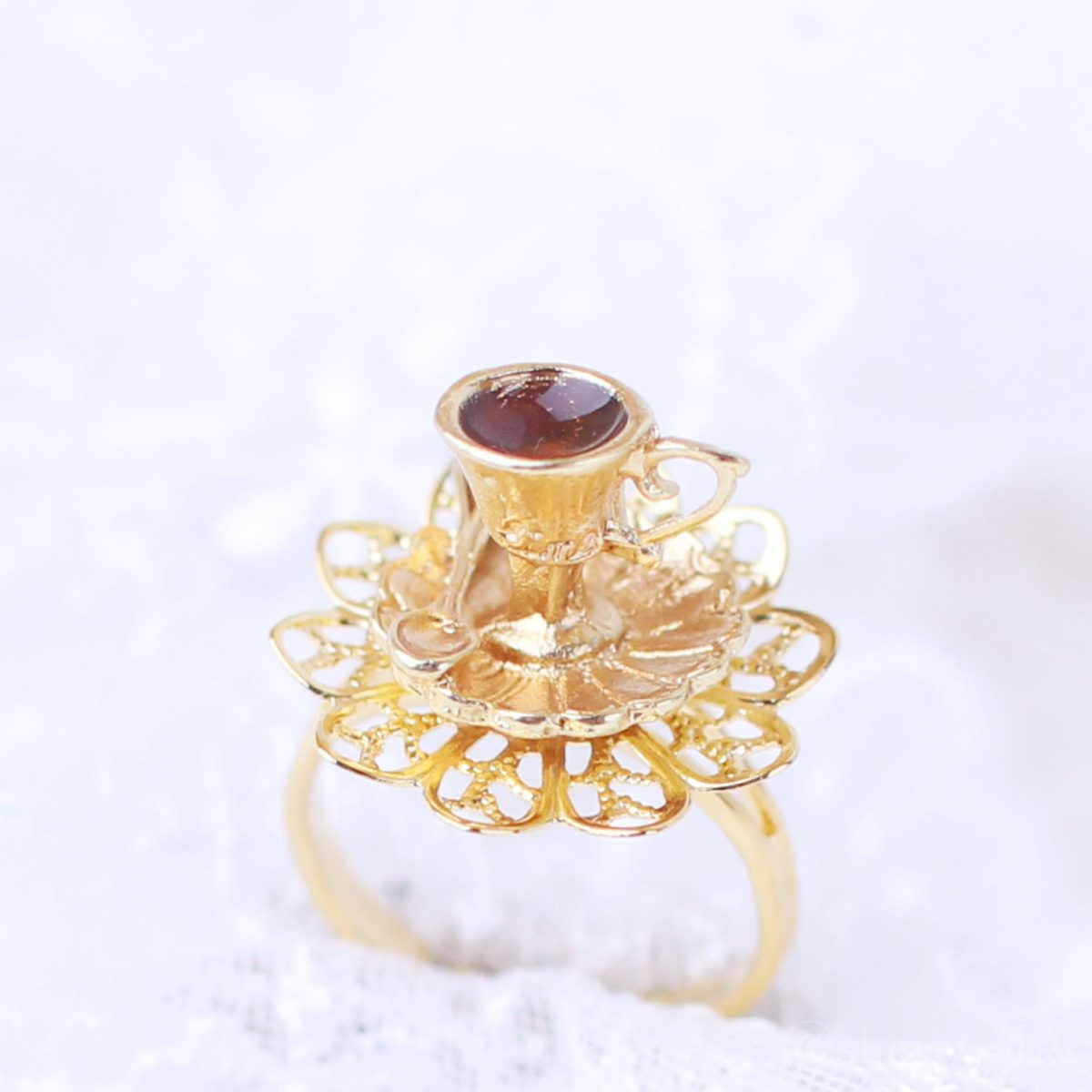 アミュリボン ティーカップリング 小さなティーカップの指輪 レジンで作ったまるで本物の様なミニチュアサイズのティーカップのハンドメイドアクセサリー フラワータイプ