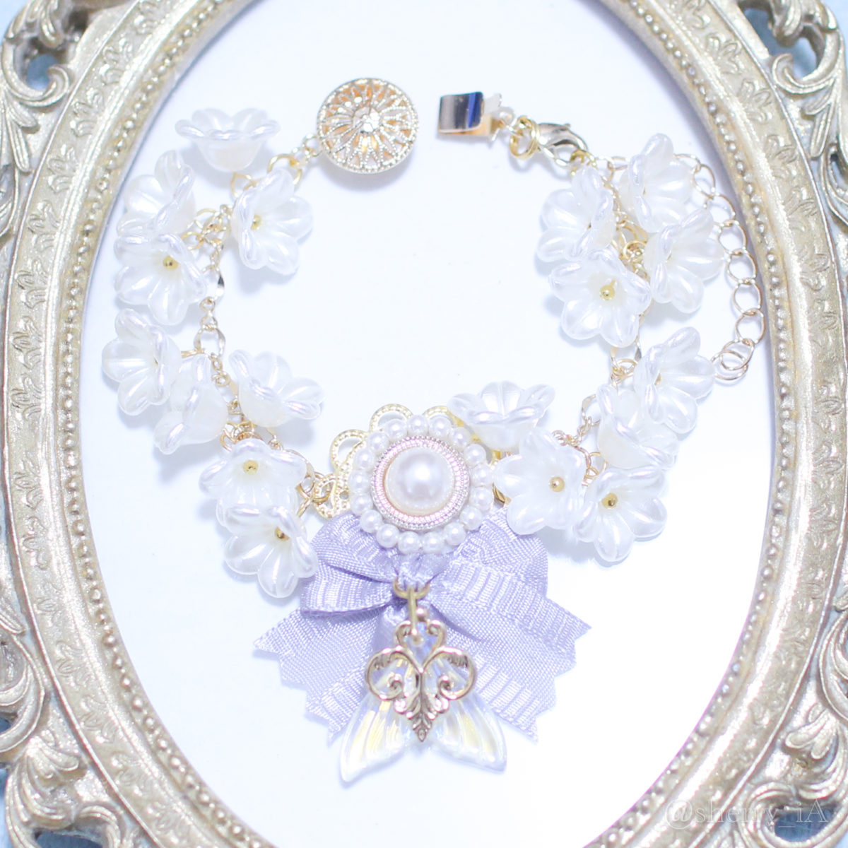アミュリボン 白百合の花冠をかぶる人魚姫のブレスレット お花のパールをたくさん使って作ったマーメイドモチーフのハンドメイドアクセサリー 藤色