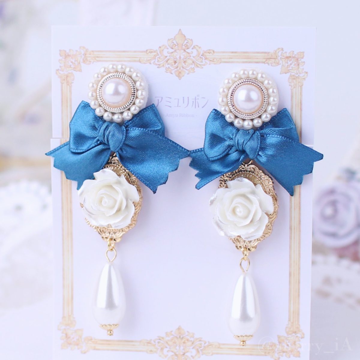 アミュリボン 白薔薇の花園 耳飾り 純白の薔薇と雫のパールがクラシカルで可愛いハンドメイドアクセサリー ピアス/イヤリング ブルーグリーン
