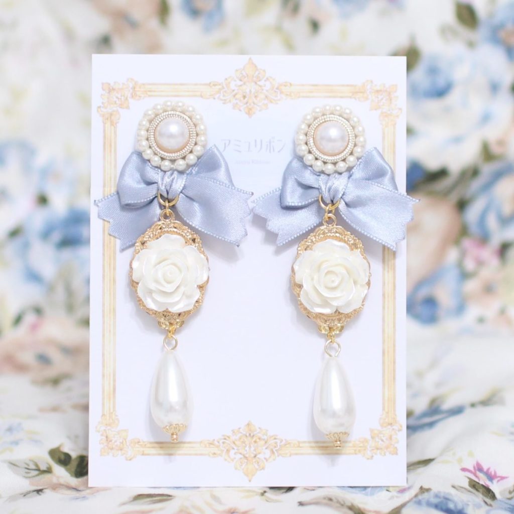 アミュリボン 白薔薇の花園 耳飾り 純白の薔薇と雫のパールがクラシカルで可愛いハンドメイドアクセサリー ピアス/イヤリング アリスブルー